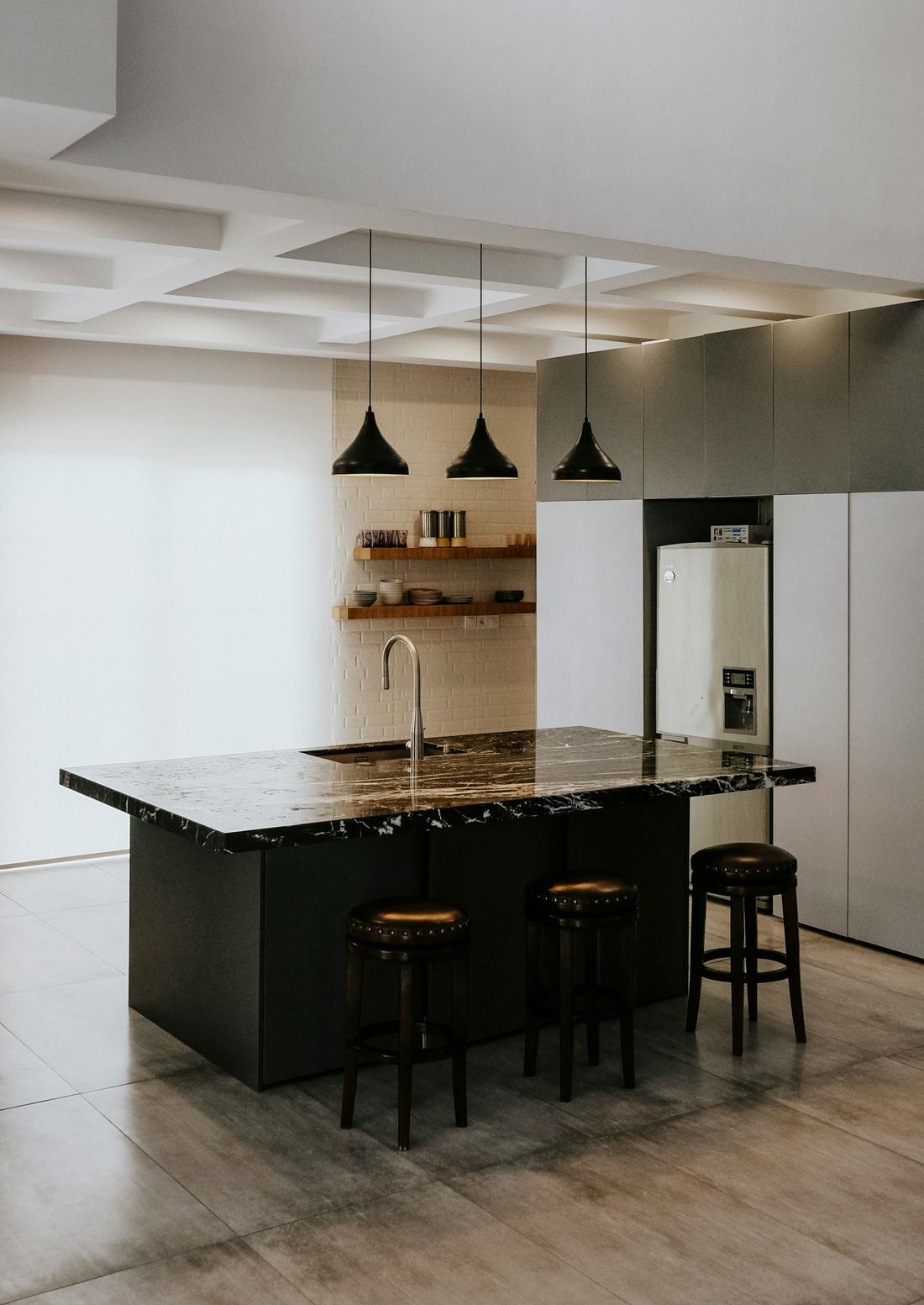 Cocina a medida con isla de mármol y alacenas grafito